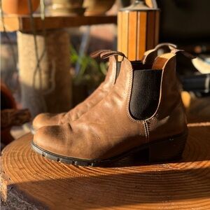 Blundstone Heeled Boots Series #1673 in Antique Brown